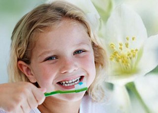R.O.C.S. ЦВЕТОК ЖАСМИНА защищает зубы и десна за счет действия БИОкомпонентов растительного происхождения